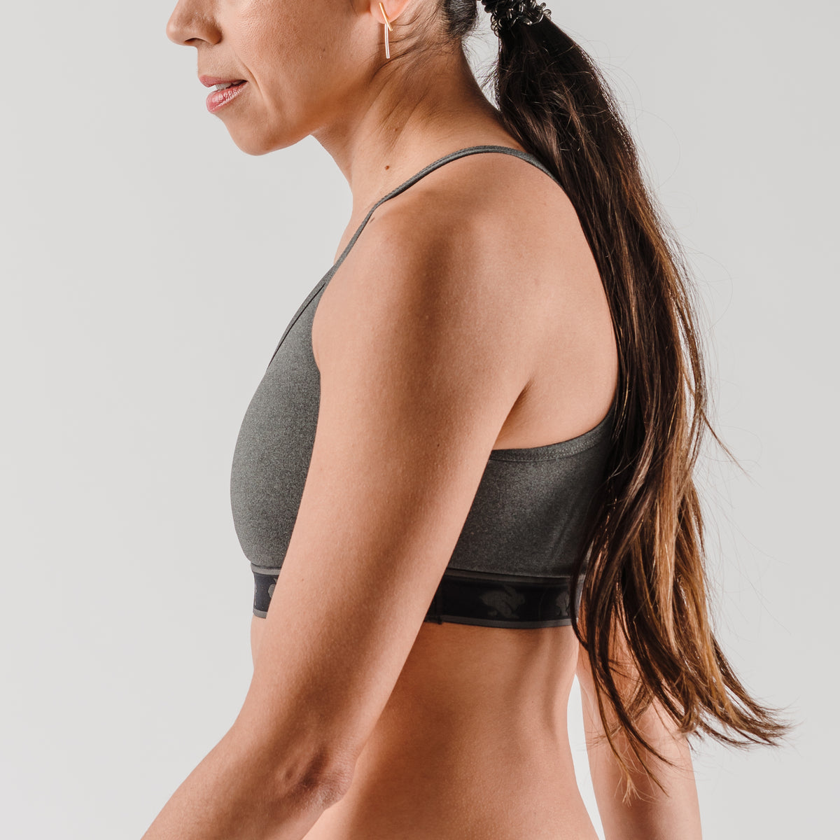 rabbit - Strappy Pocket Bra - Charcoal - Women's